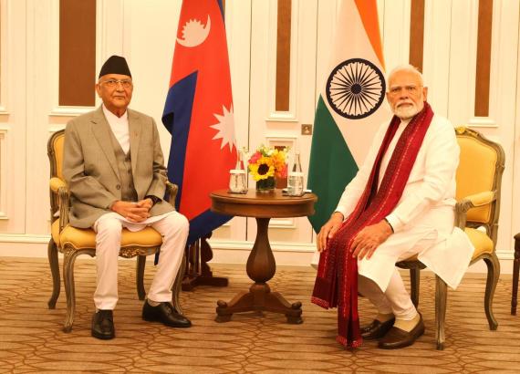 ओली र मोदीबीच बैंककमा भेटवार्ता, भेटपछि ओलीले हिन्दी र मोदीले नेपाली भाषामा गरे ट्वीट