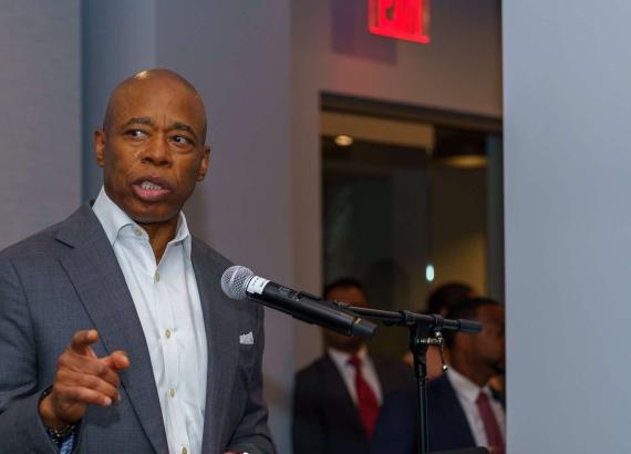 आडम्सद्वारा छिटो मुद्धा खारेज गर्न अदालतमा अनुरोध