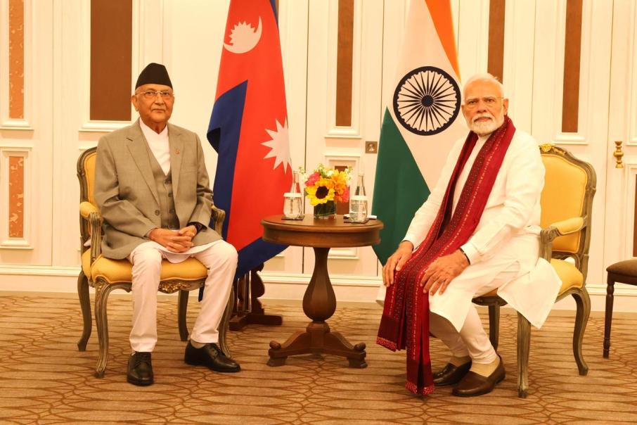 ओली र मोदीबीच बैंककमा भेटवार्ता, भेटपछि ओलीले हिन्दी र मोदीले नेपाली भाषामा गरे ट्वीट